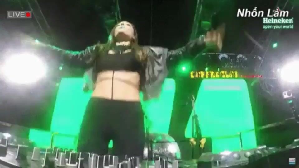 D D D D Drop the Bass