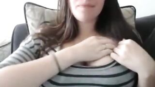 Her angrily proving she has massive Tits cause chat kept spamming "FLAT"