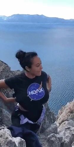 She thinks the earth is flat,but her chest isn’t...