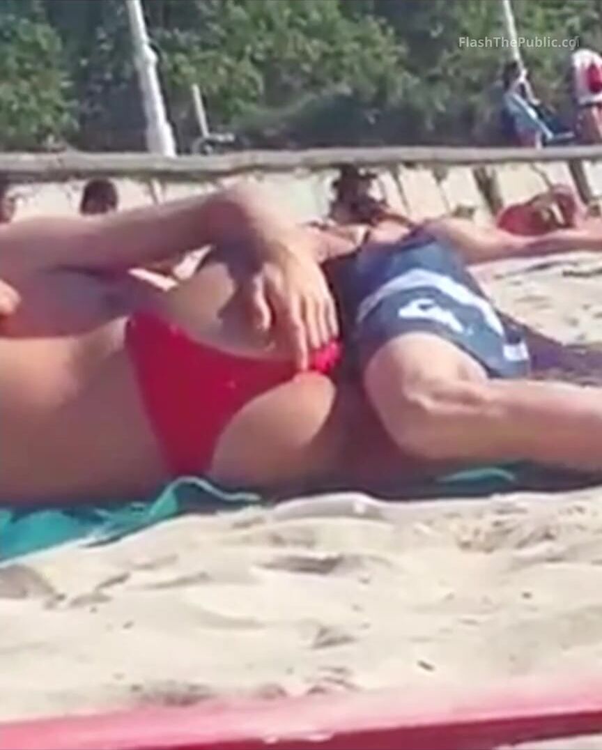 Caught having sex on a crowded beach  [caught,spectator,voyeur,bikini,crowd,beach,ass,people,hidden sex]