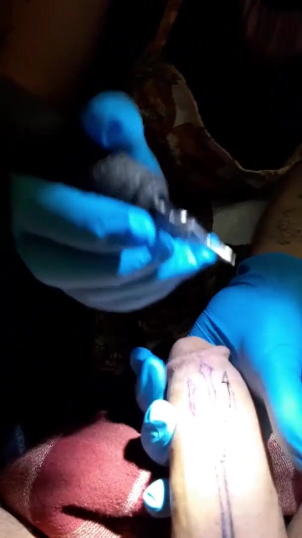 She sucked of a client while tattooing him